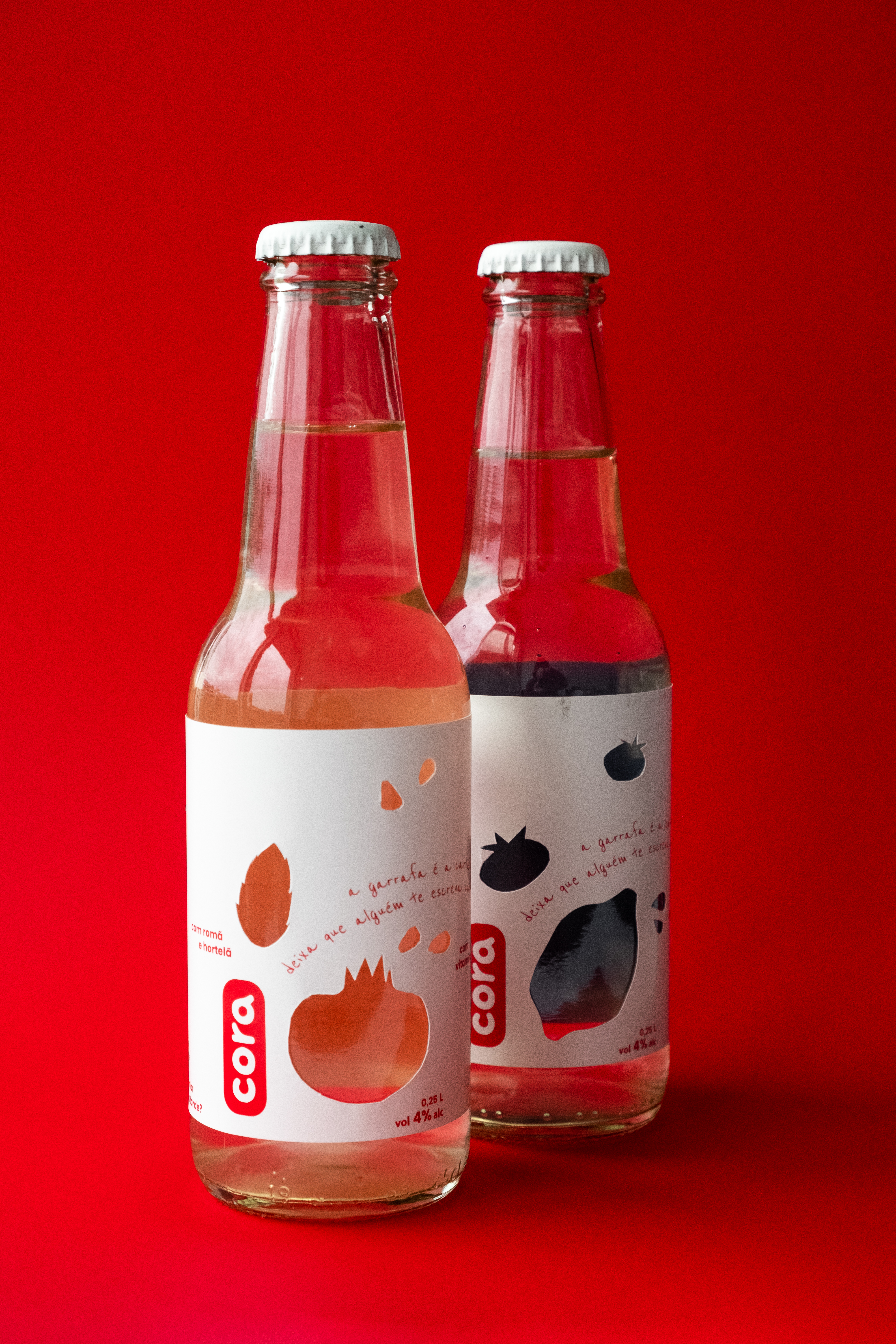 Photo of two drinks, on the label reads: a garrafa é a carta, deixa que te escrevam uma